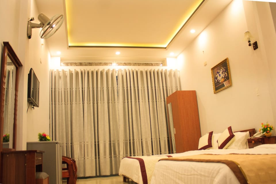Family Double Room | Desk, soundproofing, iron/ironing board (on request), WiFi (free)