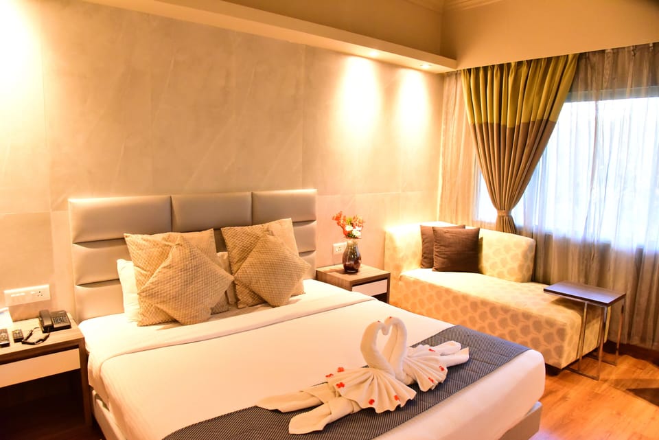 Deluxe Room | 1 bedroom, premium bedding, in-room safe, desk