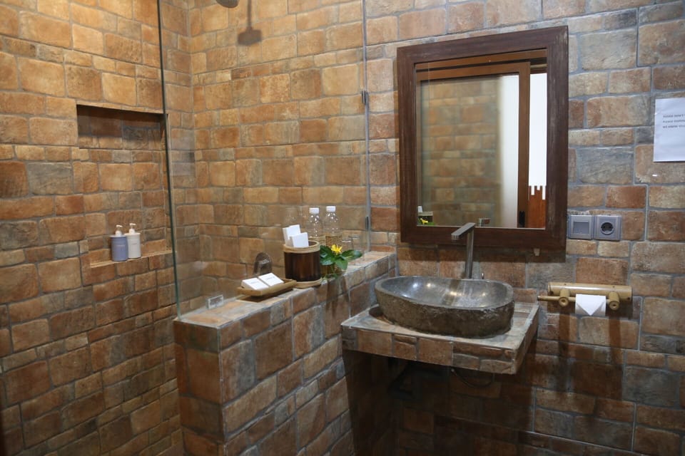 Shower, free toiletries, towels