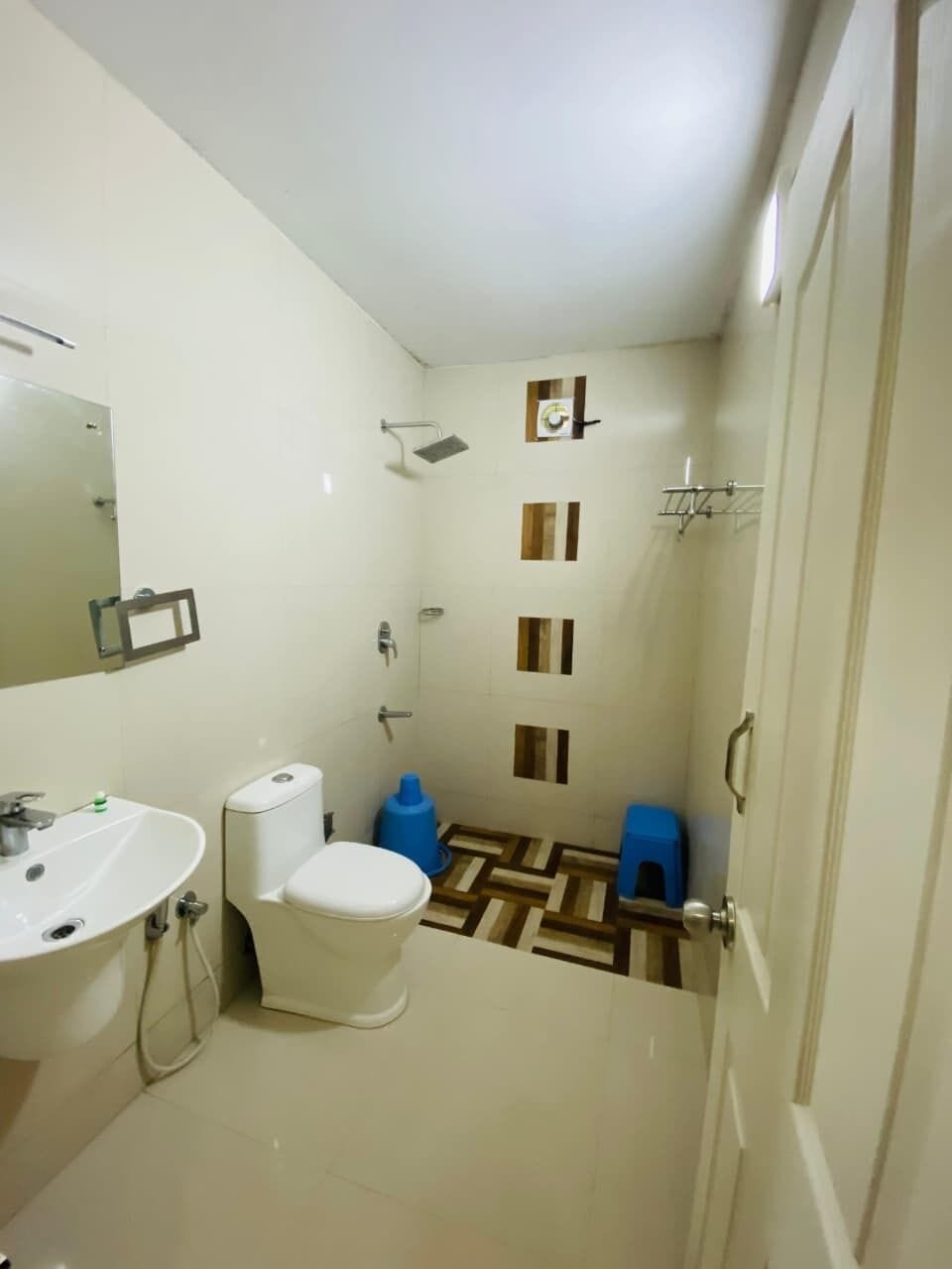Deluxe Room, 1 Double Bed | Bathroom | Hair dryer