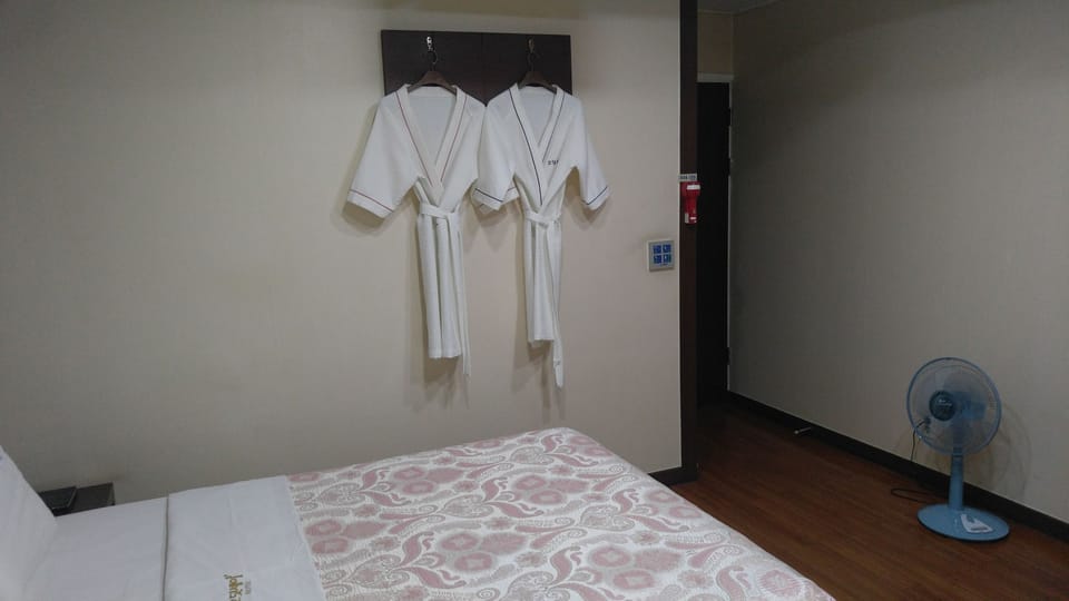Standard Room | Blackout drapes, free WiFi, bed sheets