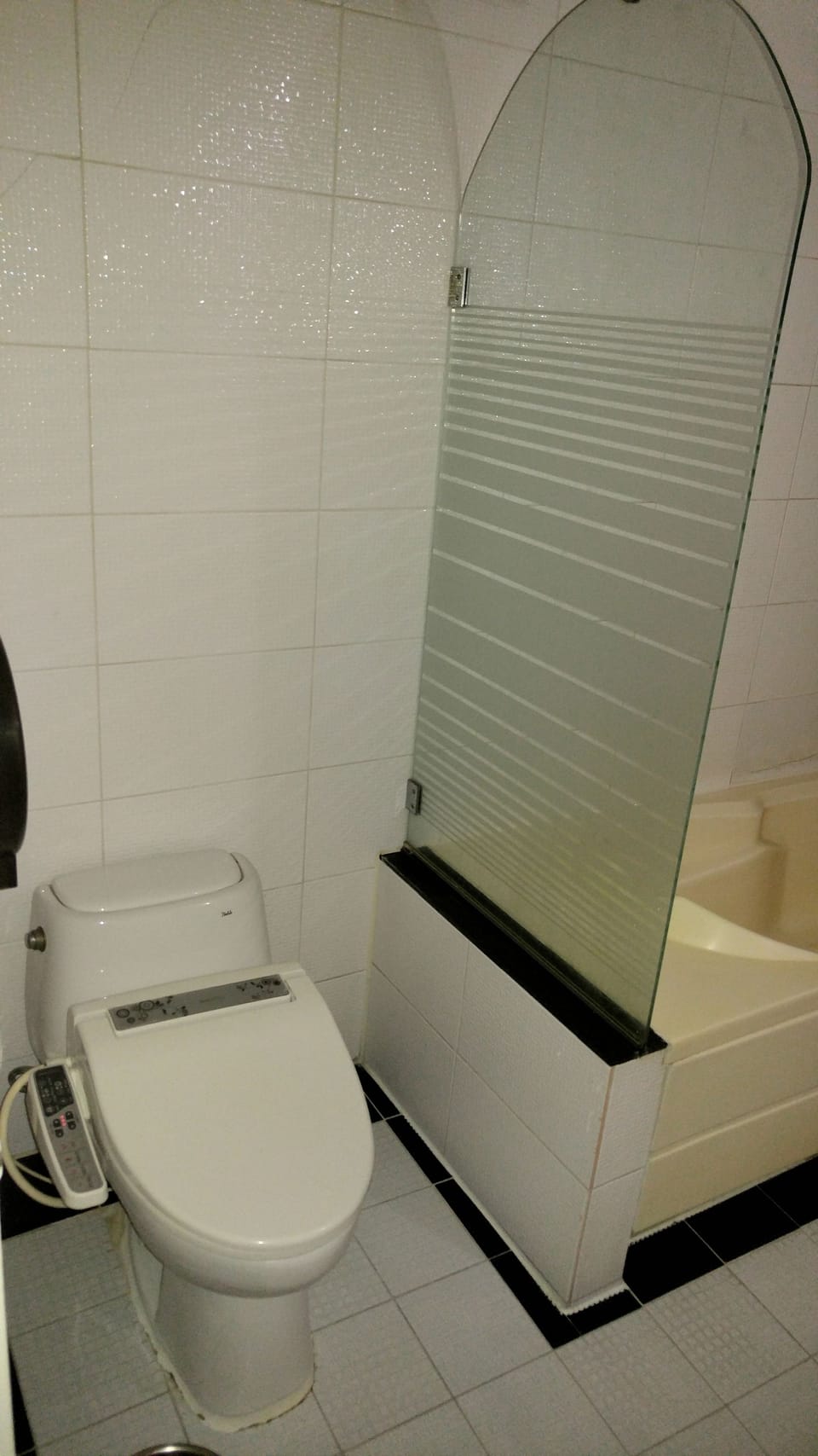 Combined shower/tub, deep soaking tub, free toiletries, hair dryer