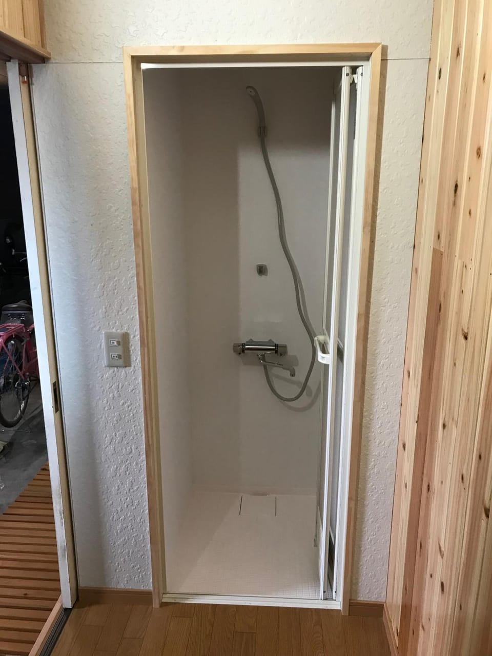 Combined shower/tub, slippers