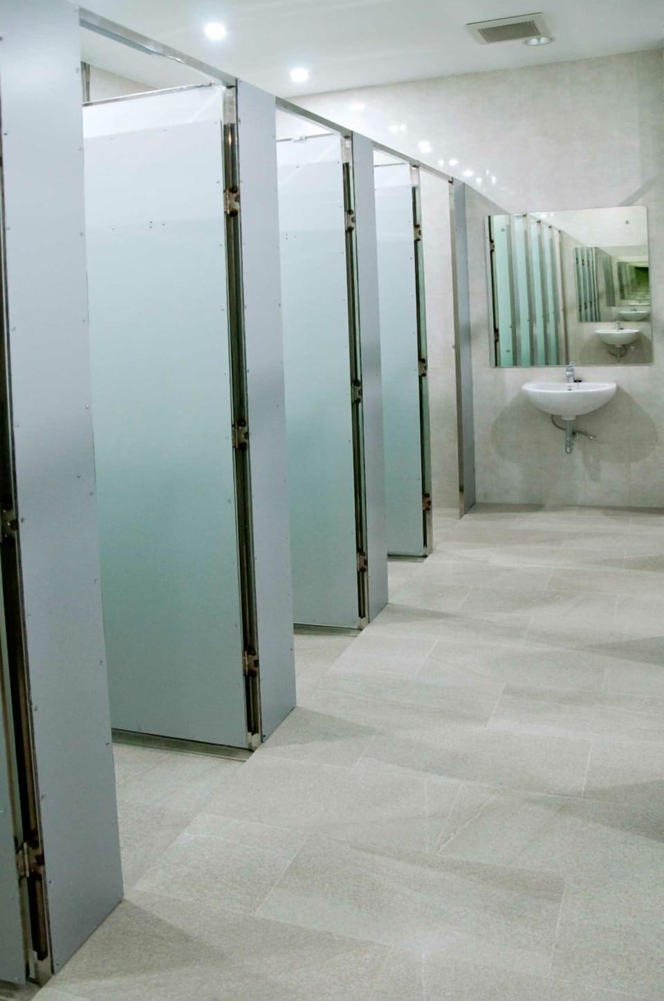 Shower, free toiletries, towels
