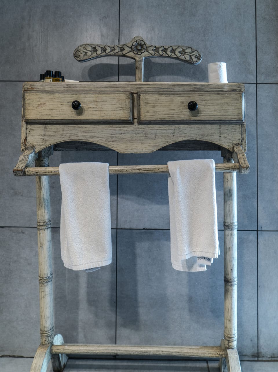 Majestic Lake view Suite with balcony | Bathroom | Shower, free toiletries, towels, soap