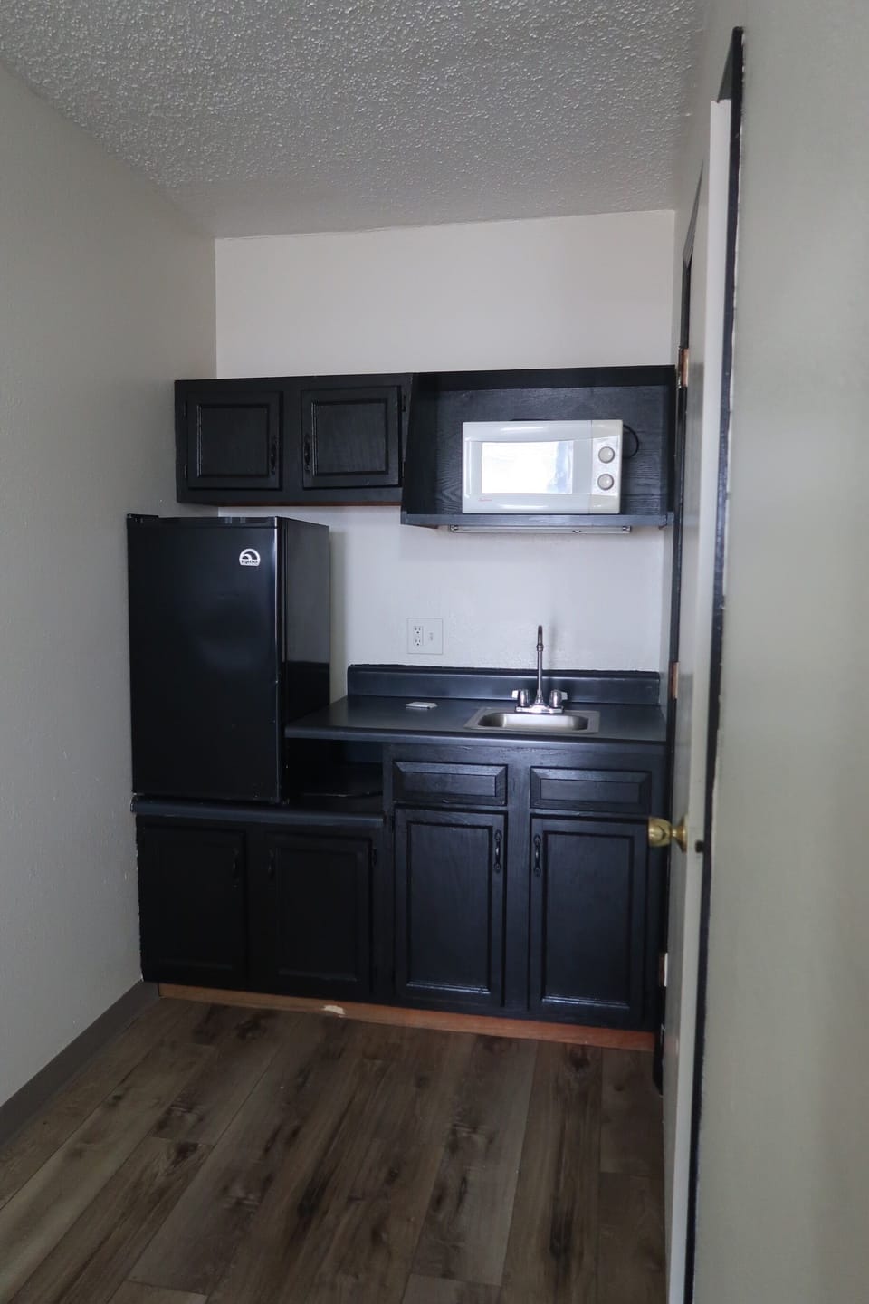 Standard room , 1 King bed. | Blackout drapes, soundproofing, iron/ironing board, free WiFi