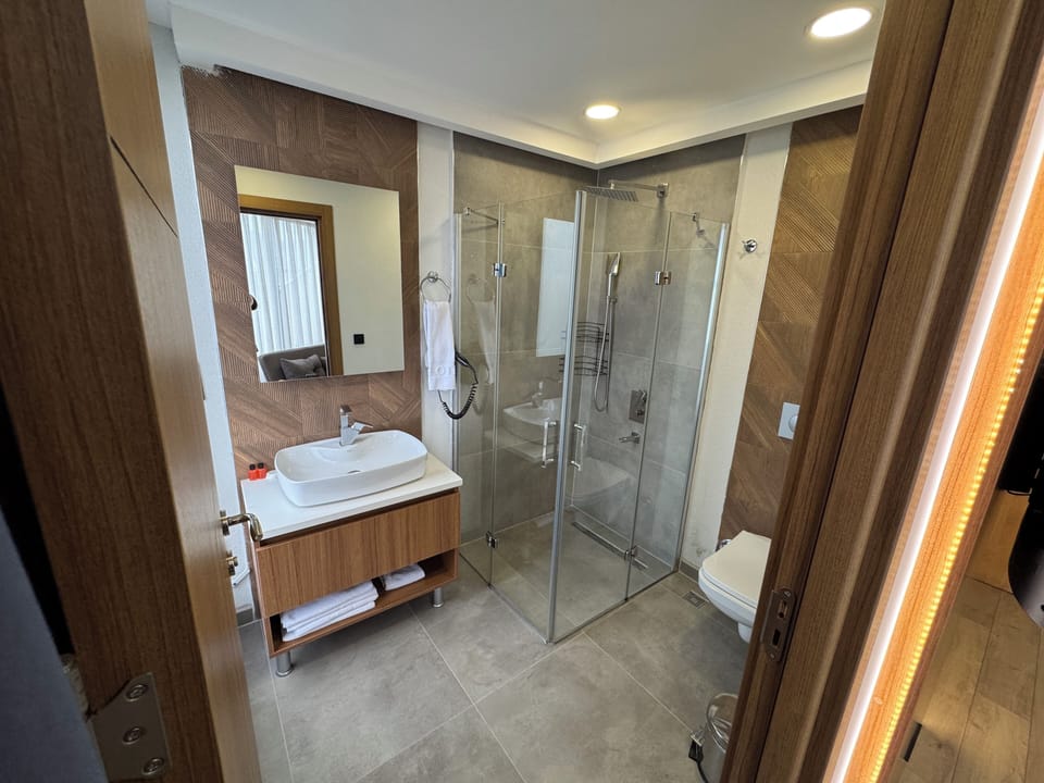 Family Room | Bathroom | Combined shower/tub, jetted tub, hydromassage showerhead