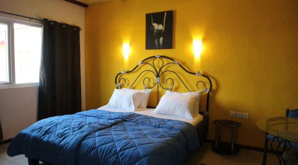 Suite | Desk, laptop workspace, bed sheets