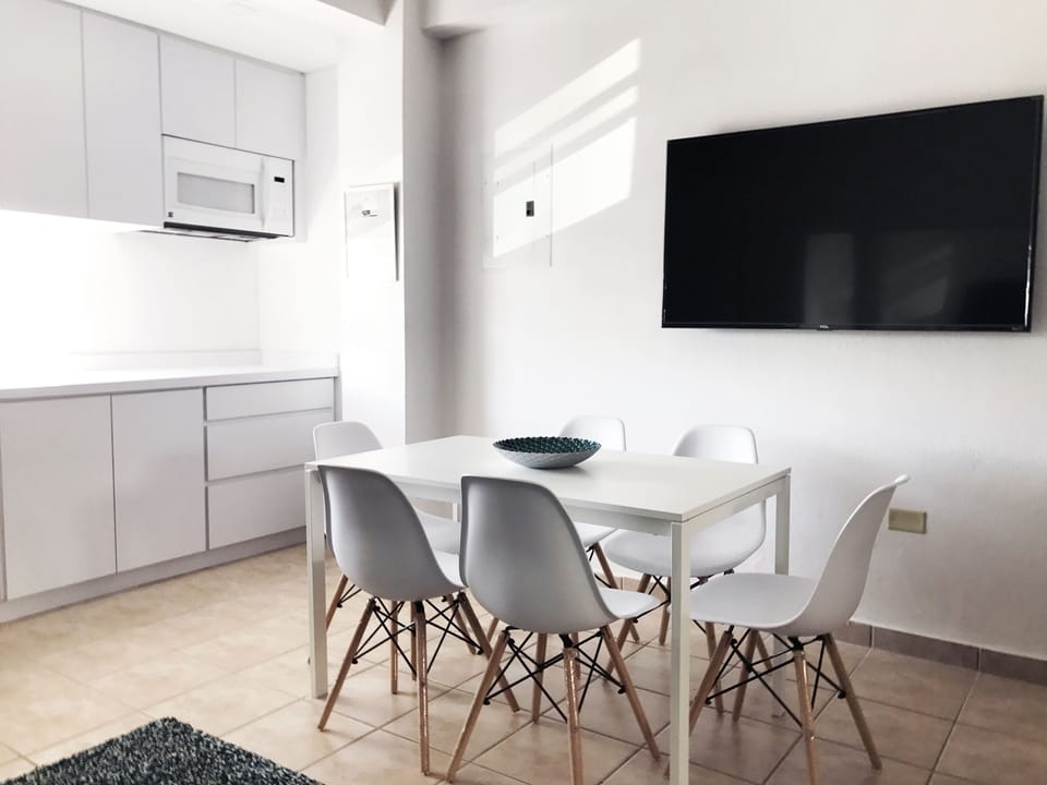 Studio, Multiple Beds | In-room dining