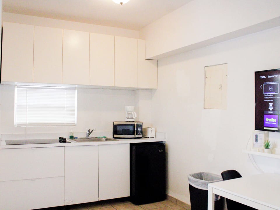 Apartment, 2 Bedrooms | Private kitchen | Fridge, microwave, oven, stovetop
