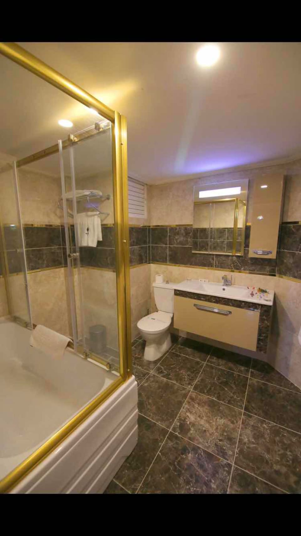 Standard Room | Deep soaking bathtub