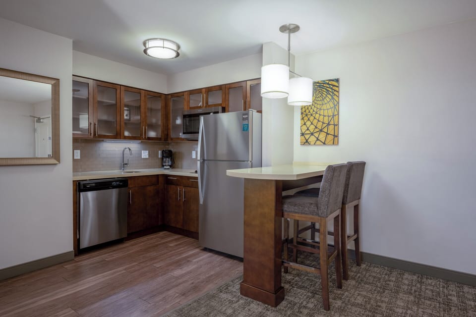 Full-size fridge, microwave, stovetop, dishwasher
