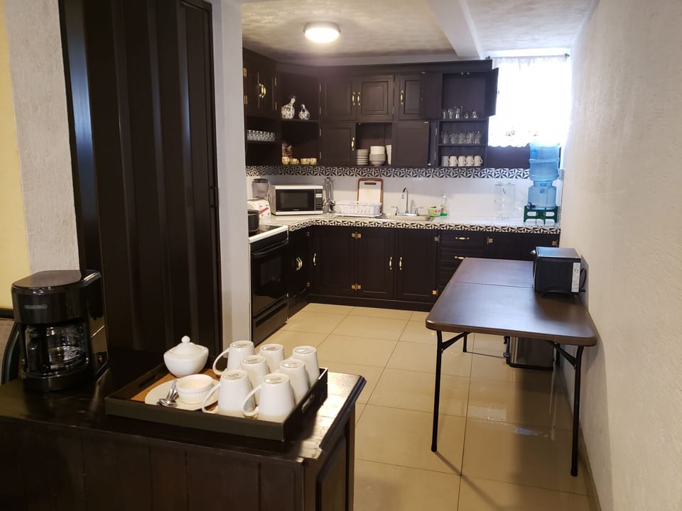 Coffee/tea maker, full-size fridge, microwave, dishwasher