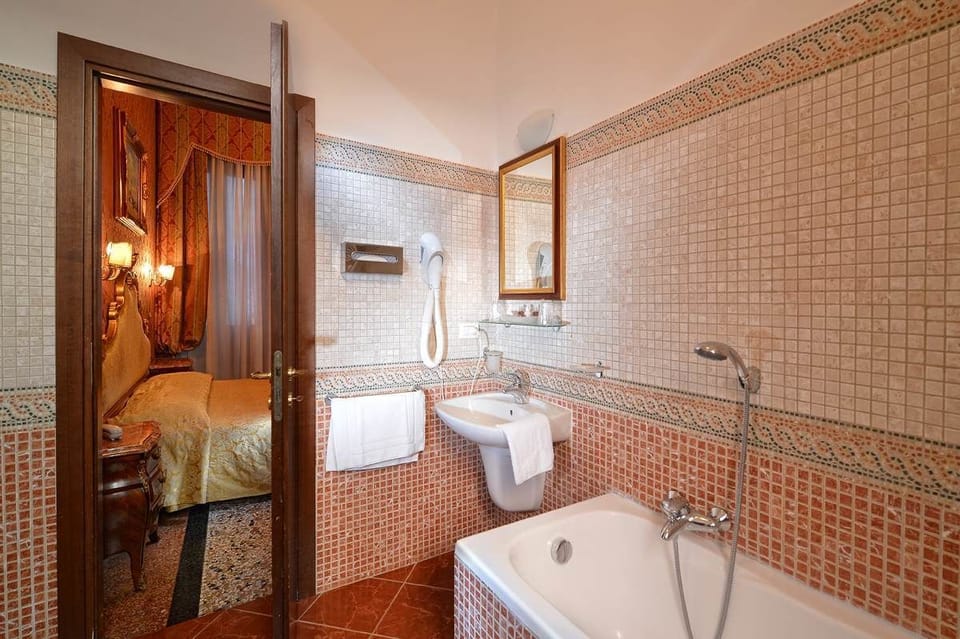 Triple Room | Bathroom | Free toiletries, hair dryer, bidet, towels