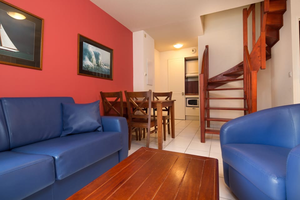 Quadruple Room | Living area | TV