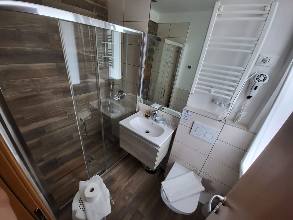 Standard Room, 1 Double Bed, Non Smoking, Lake View | Bathroom | Shower, rainfall showerhead, hair dryer, bidet