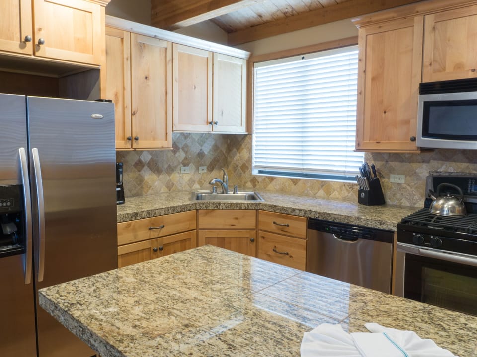 Condo, 2 Bedrooms | Private kitchen | Fridge, oven, coffee/tea maker, toaster