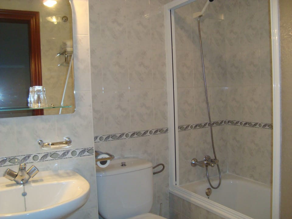Bathtub, towels