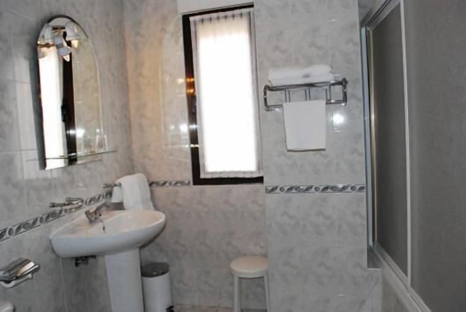 Bathtub, towels