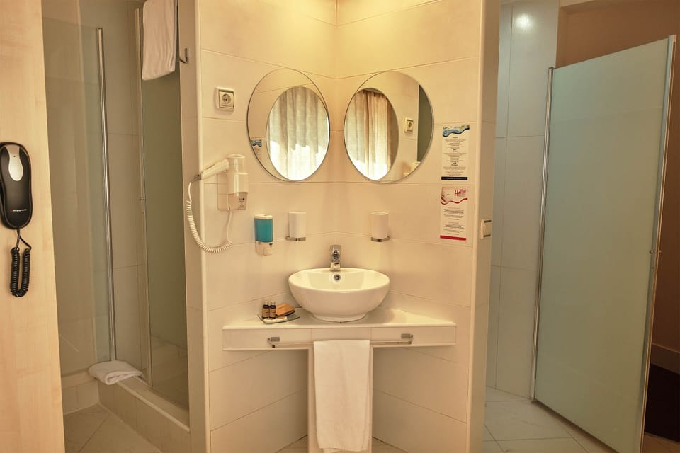 Comfort Double Room | Bathroom | Shower, free toiletries, hair dryer, towels