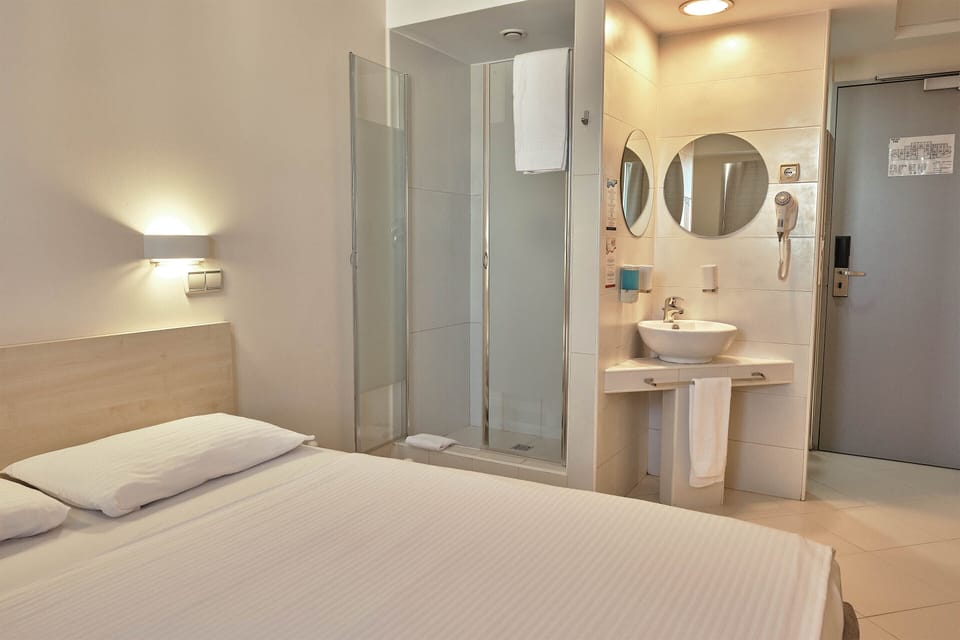 Standard Double Room | Bathroom | Shower, free toiletries, hair dryer, towels