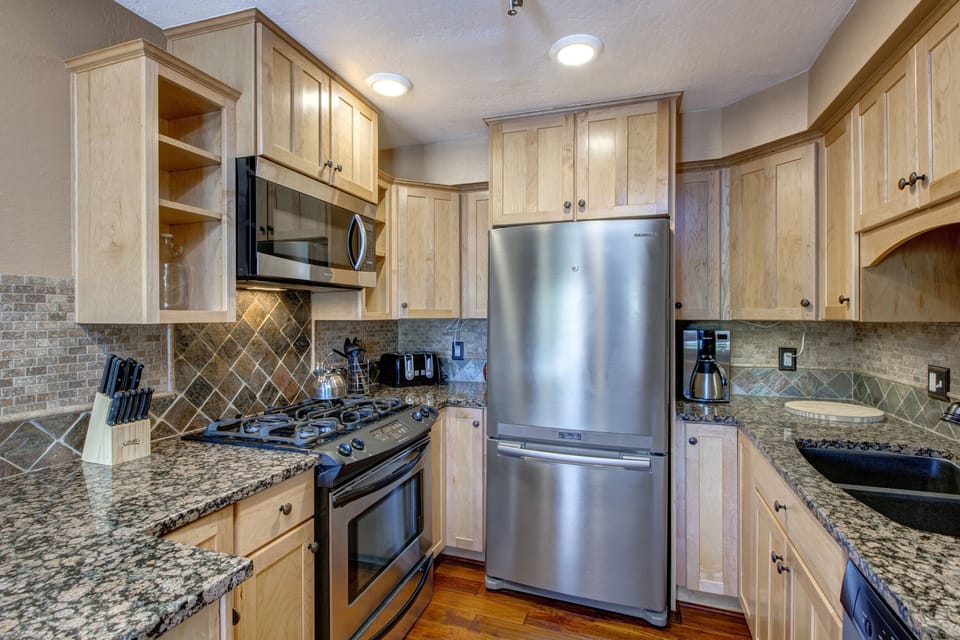 Condo, 3 Bedrooms | Private kitchen | Fridge, microwave, oven, dishwasher