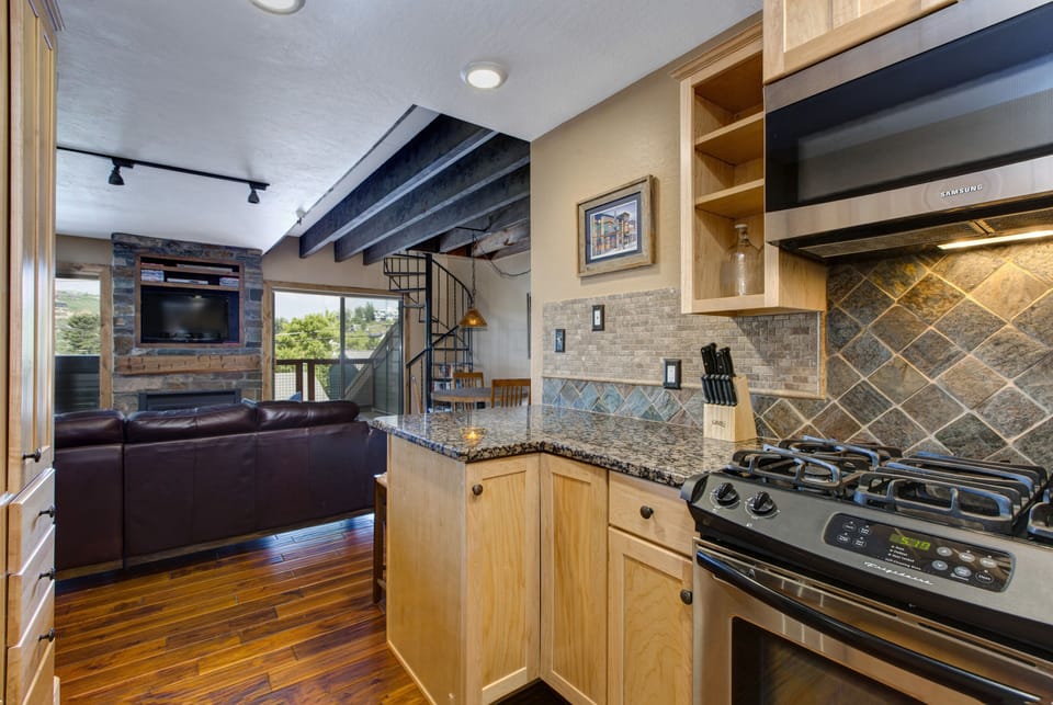 Condo, 3 Bedrooms | Private kitchen | Fridge, microwave, oven, dishwasher