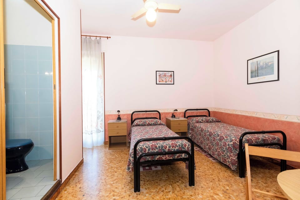 Twin Room | Desk, free WiFi, bed sheets