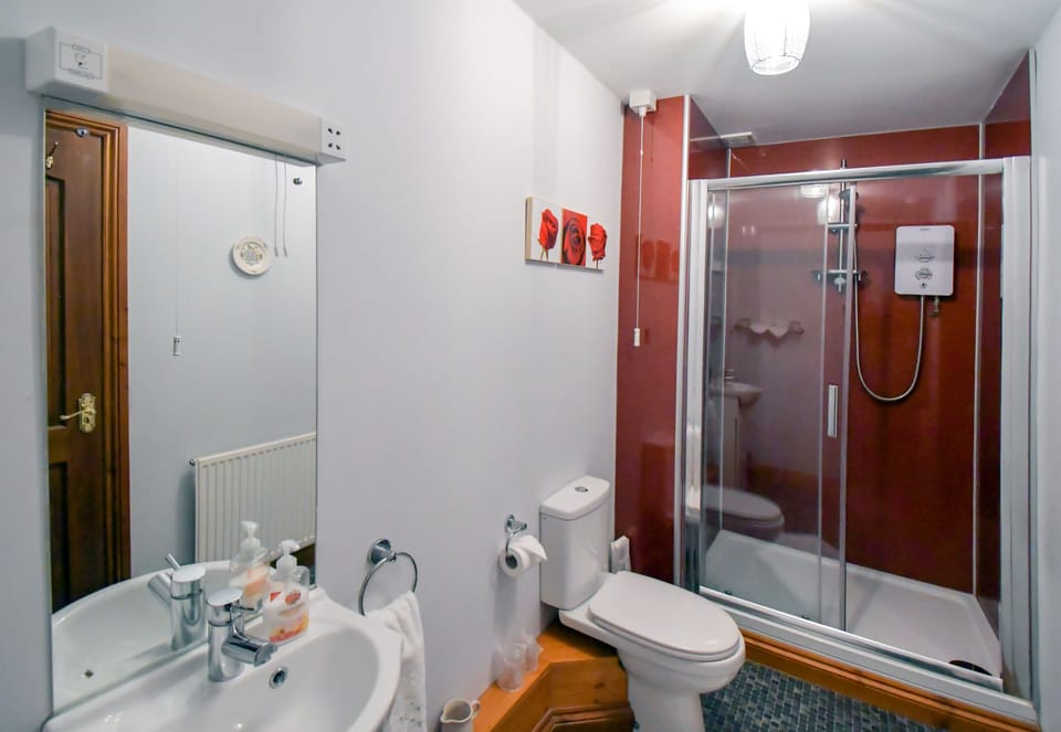 Double Room (Private Bathroom) | Bathroom | Free toiletries, hair dryer, bathrobes, slippers