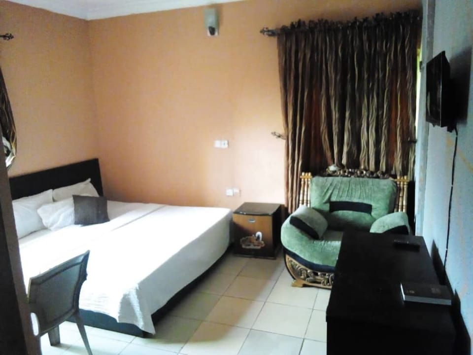 Luxury Room | Minibar, desk, blackout drapes, iron/ironing board