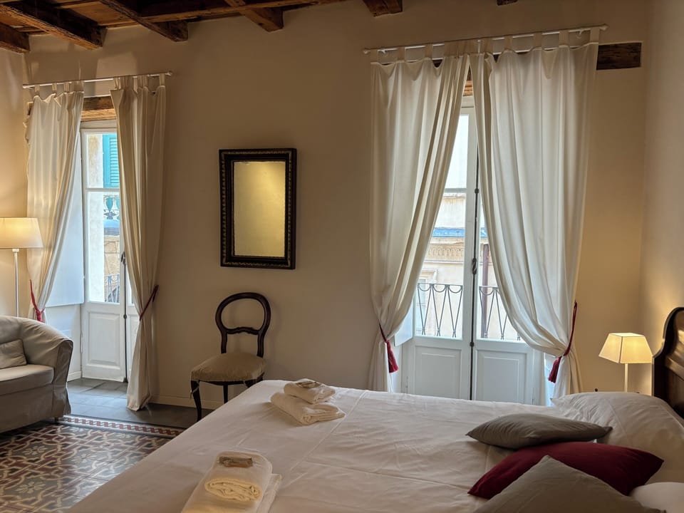 Romantic Double Room | 1 bedroom, desk, free WiFi, bed sheets