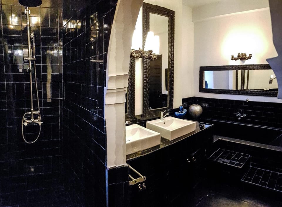 Shower, rainfall showerhead, free toiletries, hair dryer