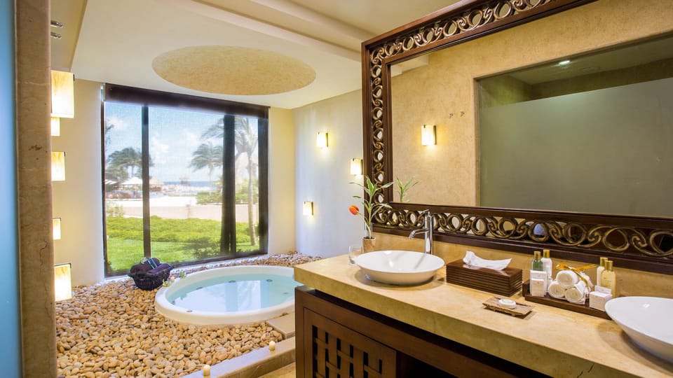 Preferred Club Ocean Front Presidential Suite | Bathroom | Separate tub and shower, jetted tub, free toiletries, hair dryer