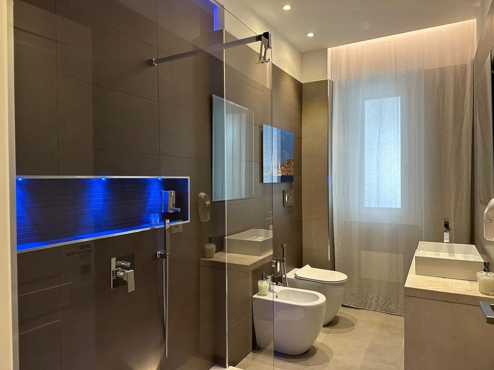Exclusive Suite, Courtyard View | Bathroom | Shower, rainfall showerhead, hair dryer, bidet