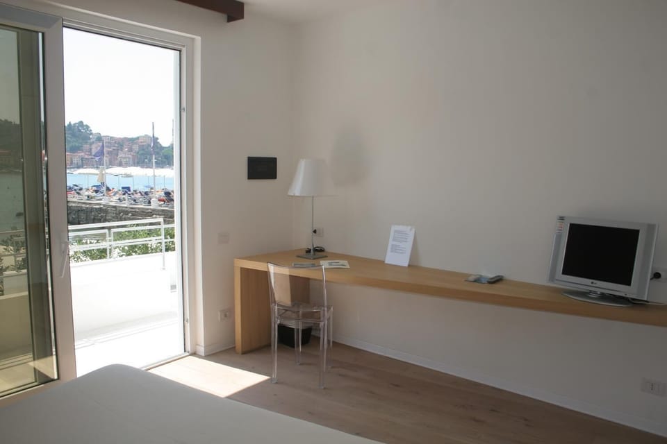 Minibar, in-room safe, desk, cribs/infant beds
