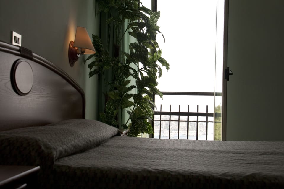 Minibar, desk, cribs/infant beds, bed sheets