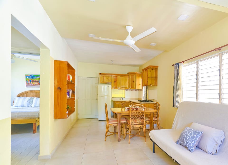 Superior Apartment, 2 Bedrooms | Private kitchen | Microwave