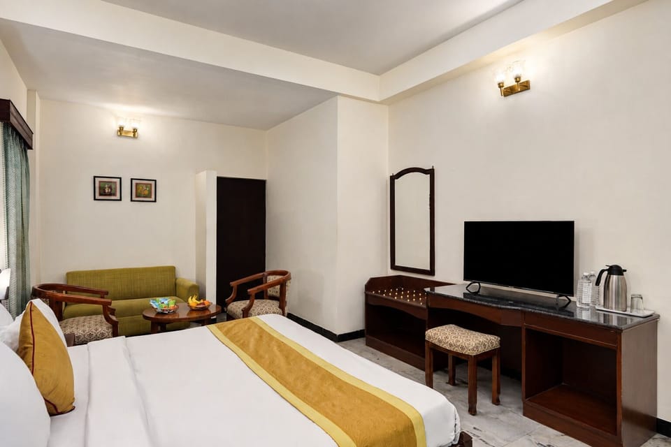 Boutique Deluxe Room - Non Lake Facing | 1 bedroom, premium bedding, in-room safe, desk