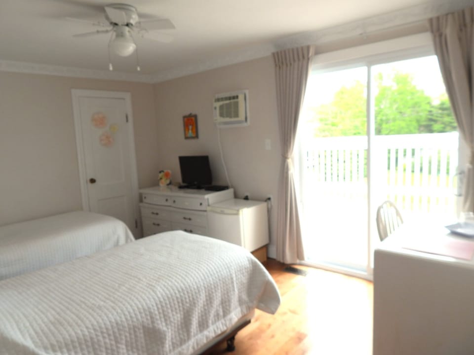 Room, 2 Twin Beds, Non Smoking, Balcony | Individually decorated, individually furnished, blackout drapes