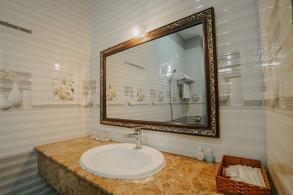 Shower, rainfall showerhead, free toiletries, hair dryer