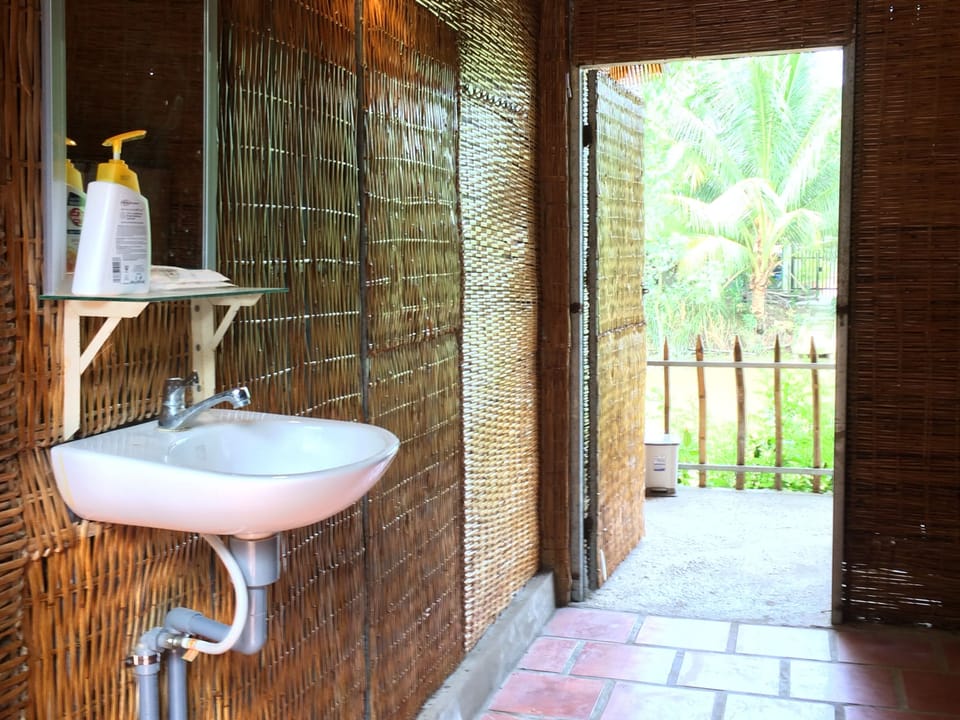 Riverfront Bungalow | Desk, free WiFi, bed sheets