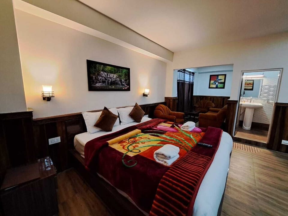 Family Suite, 1 Large Twin Bed, Mountain View | Desk, WiFi (free)