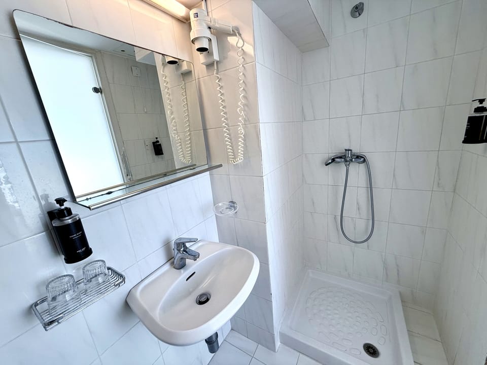 Standard Room with Balcony | Bathroom | Shower, hair dryer, towels