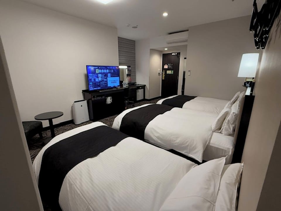 Triple Room, Multiple Beds, Non Smoking | Desk, free WiFi, bed sheets