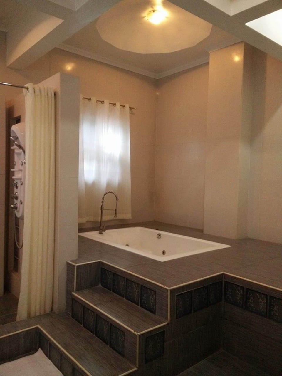 Honeymoon Suite A | Deep soaking bathtub