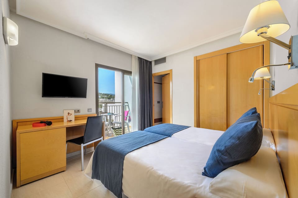 Twin Room | In-room safe, desk, WiFi (free), bed sheets