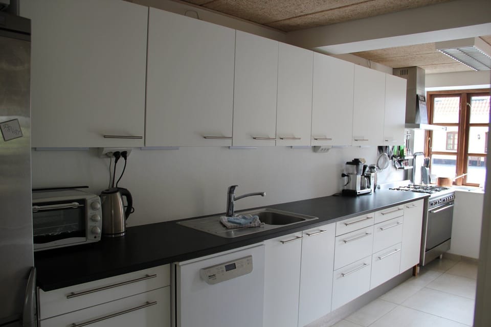 Stovetop, coffee/tea maker, cookware/dishes/utensils