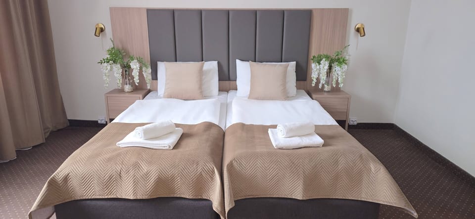 Deluxe Twin Room | Desk, blackout drapes, iron/ironing board, free cribs/infant beds