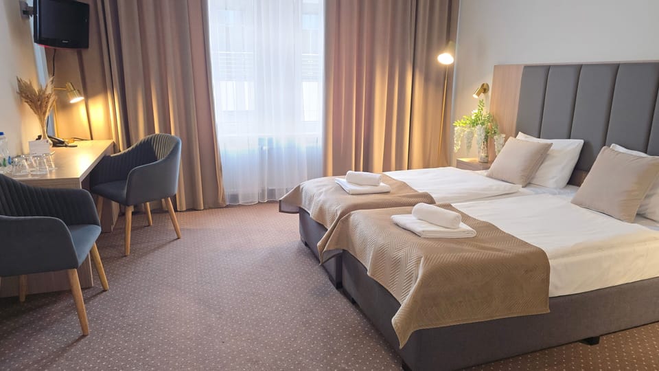 Deluxe Twin Room | Desk, blackout drapes, iron/ironing board, free cribs/infant beds