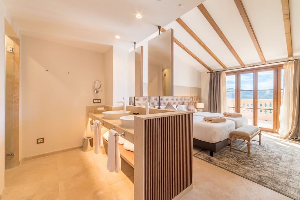 Deluxe Room, Balcony | Bathroom | Deep soaking tub, free toiletries, hair dryer, slippers